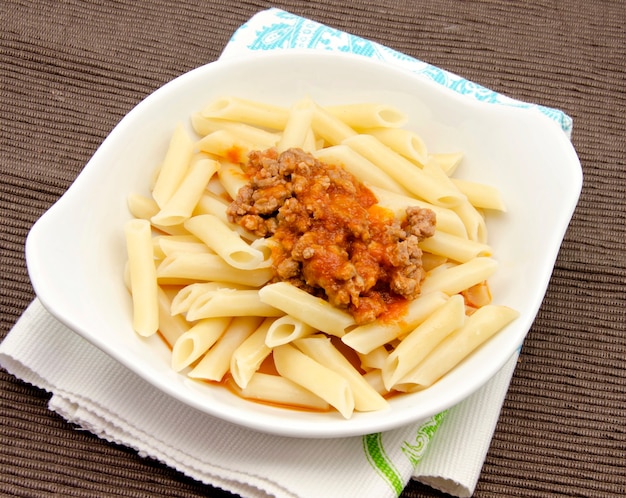 Macarrones con carne y tomate en un tazón blanco