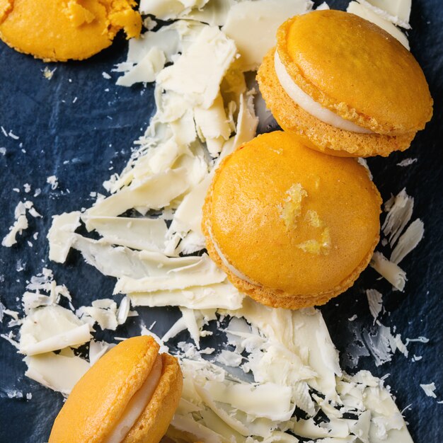 Macarrones de cítricos con chocolate blanco