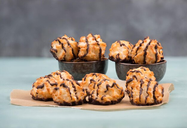 Macarrones de coco sobre un fondo azul texturizado, galletas para navidad