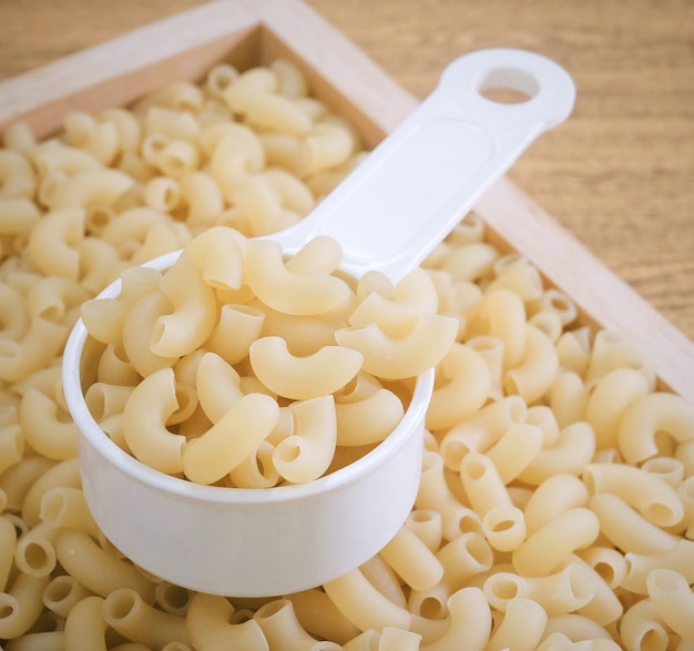 Macarrones codo o pasta Gomiti en taza medidora