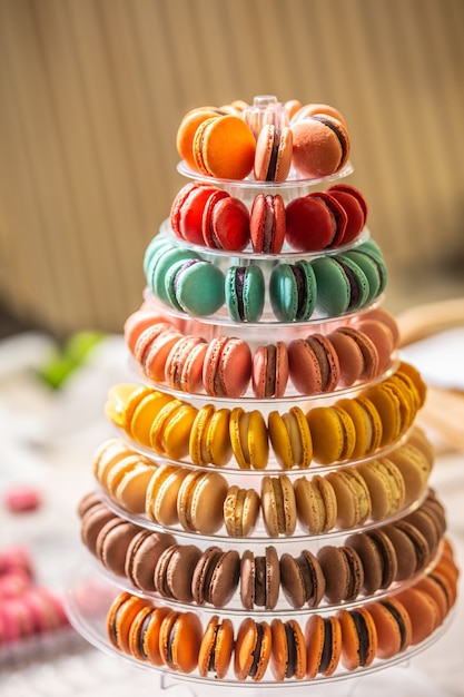 Macarrones de colores en una bandeja de torre en una pastelería.