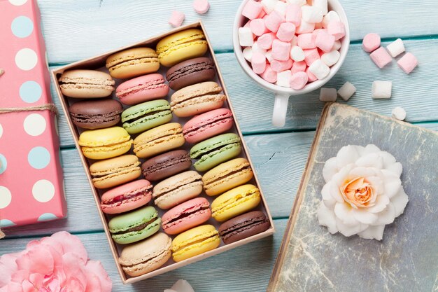 Macarrones de colores en una caja y malvavisco