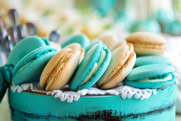 Macarrones de colores en caja de regalo