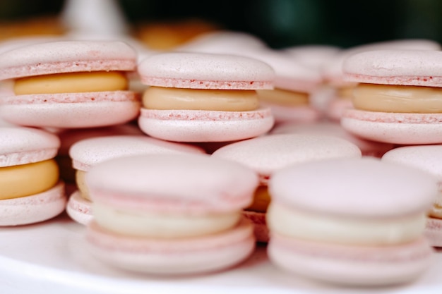 Macarrones de colores en una mesa de madera