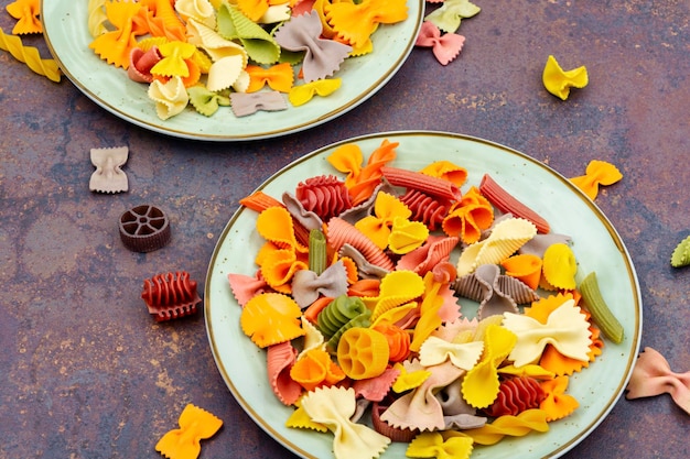 Macarrones de colores en el plato