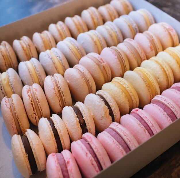 Macarrones de colores. Tarta de postre dulce para toda la familia. Ambientado con diferentes sabores