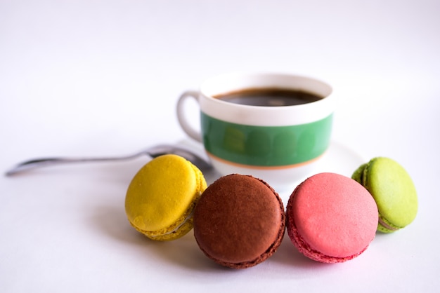 macarrones de colores y taza de café