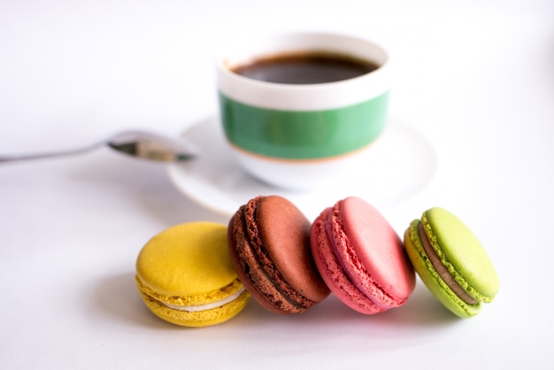 macarrones de colores y taza de café