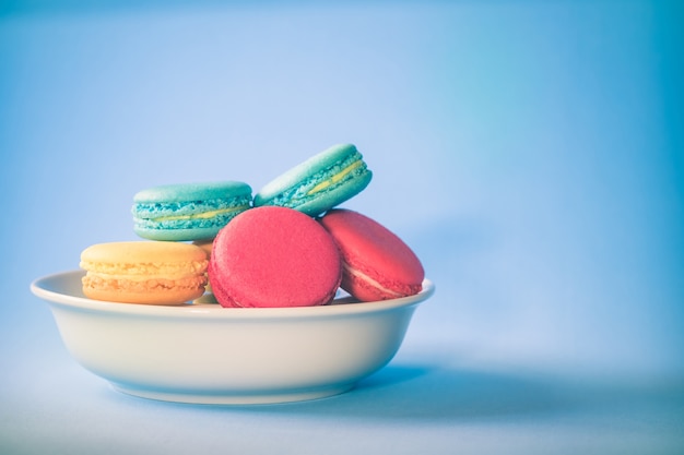 Macarrones coloridos surtidos de las galletas francesas