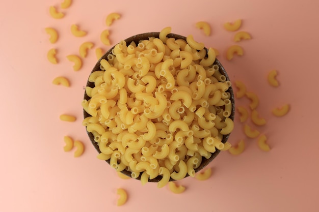 Foto macarrones crudos secos para cocinar la pasta