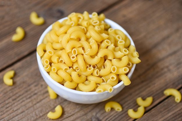 Macarrones crudos en un tazón