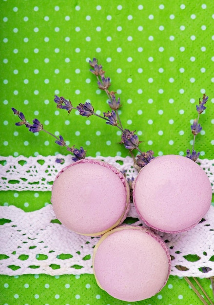 Macarrones dulces en un tono de color vintage de servilleta verde