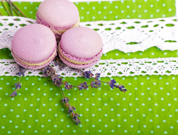 Macarrones dulces en un tono de color vintage de servilleta verde