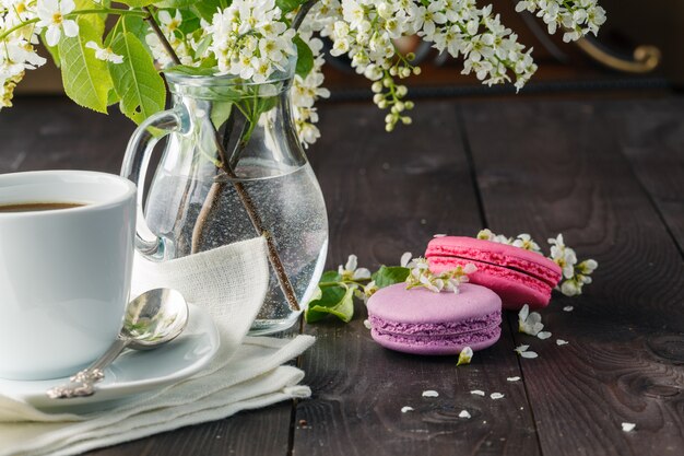 Macarrones y flor de primavera