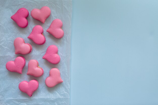 macarrones en forma de corazón en azul