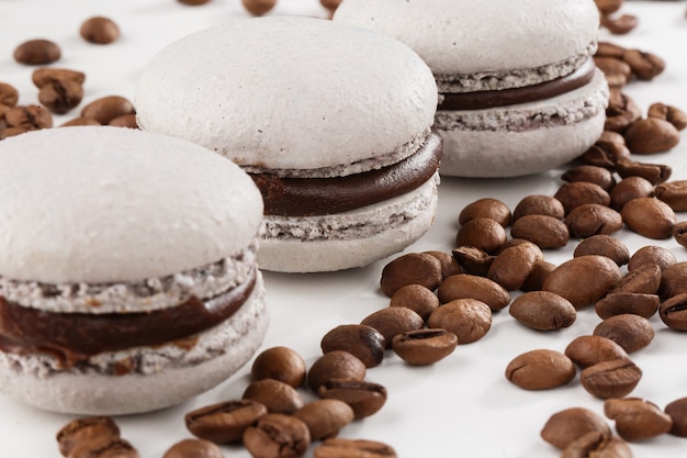 Macarrones franceses aislados con granos de café.