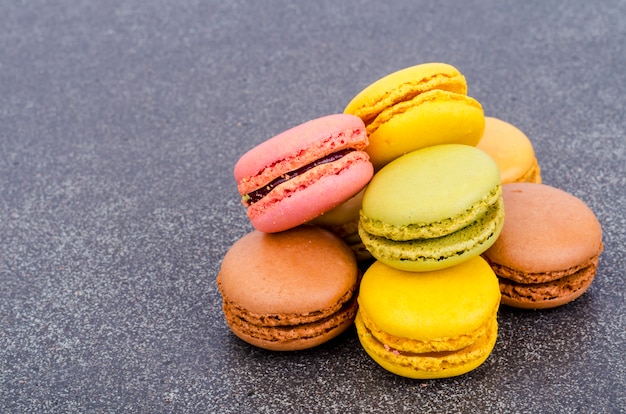 Macarrones franceses de almendras multicolores.