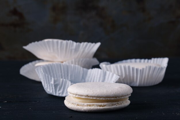 Macarrones franceses blancos en la pared rústica