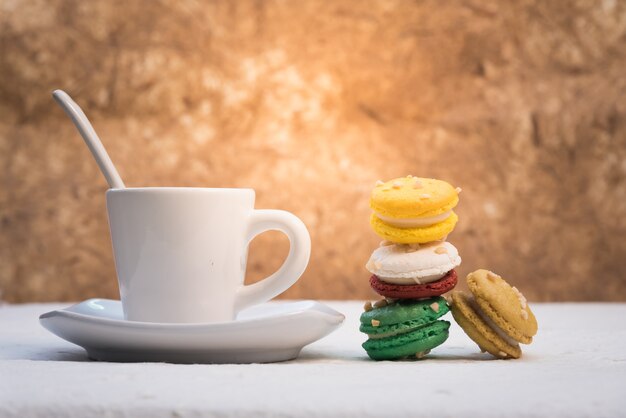 Macarrones franceses coloridos con taza de café