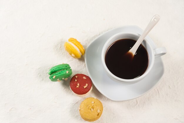 Macarrones franceses coloridos con taza de café