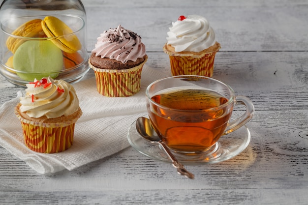 Macarrones franceses dulces y coloridos con taza de té