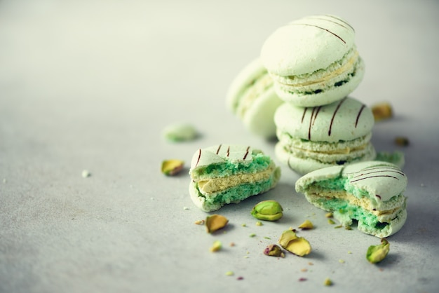 Macarrones franceses de menta verde con pistachos.