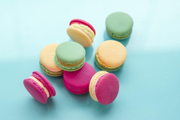 Macarrones franceses sobre fondo azul parisino elegante café postre comida dulce y pastel macaron para diseño de fondo de vacaciones de marca de confitería de lujo