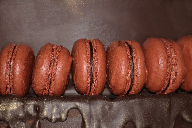 Macarrones franceses sobre un fondo de chocolate
