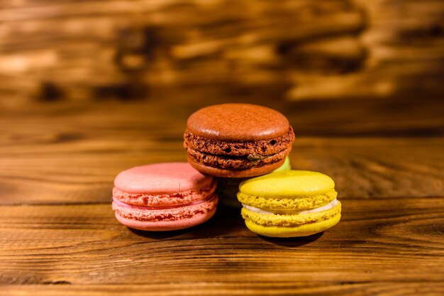 Macarrones franceses sobre una mesa de madera rústica