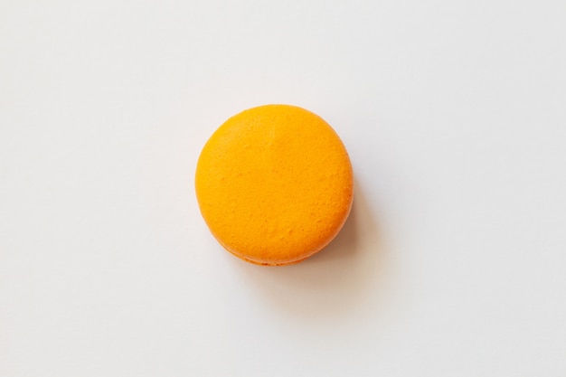 Macarrones de naranja sobre un fondo blanco.