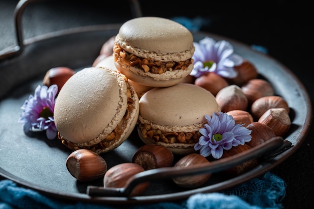 Macarrones de nueces dulces y caseros en una pequeña caja de madera