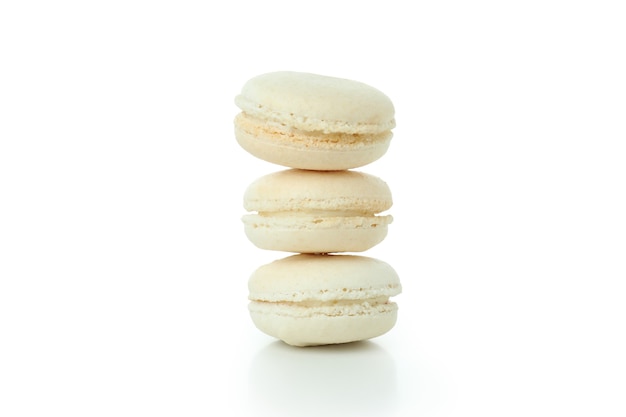 Foto macarrones o macarons aislado sobre fondo blanco.