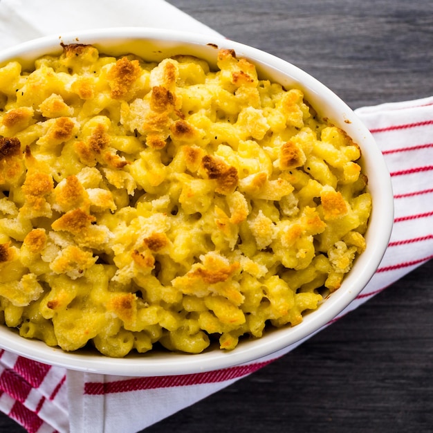 Macarrones con queso al horno con pan rallado.