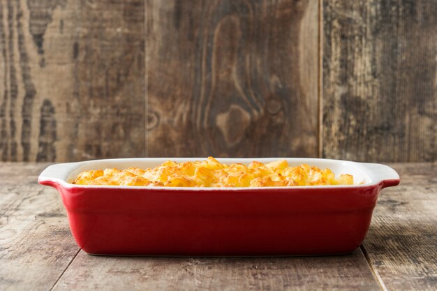 Macarrones con queso americano en mesa de madera