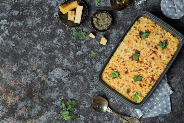 Macarrones con queso americano, pasta en salsa de queso sobre negro