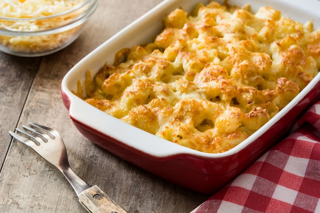 Macarrones con queso en bandeja de cerámica