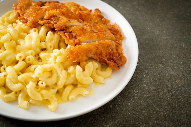 Macarrones con queso caseros con pollo frito