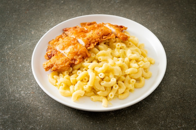 Macarrones con queso caseros con pollo frito