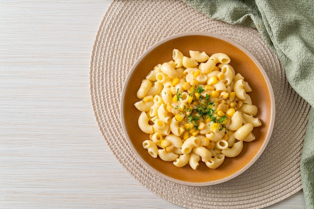 Macarrones con queso cremoso de maíz en un plato