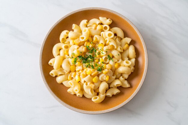 Macarrones con queso cremoso de maíz en un plato