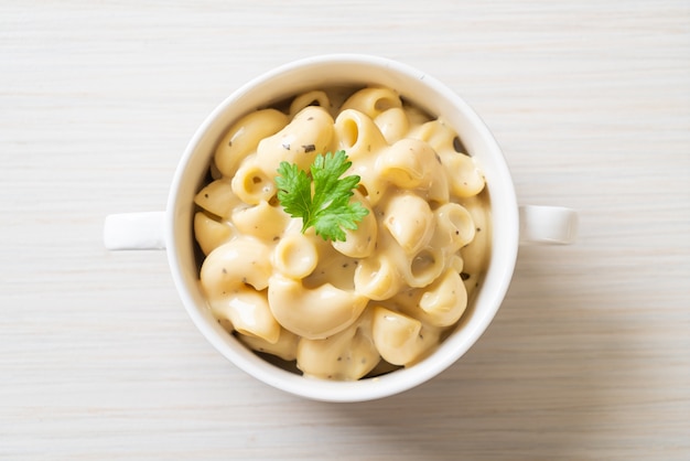 macarrones con queso con hierbas en un tazón