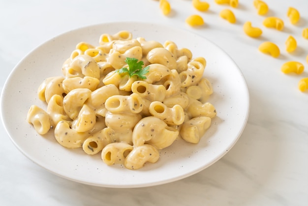 macarrones con queso con hierbas en un tazón