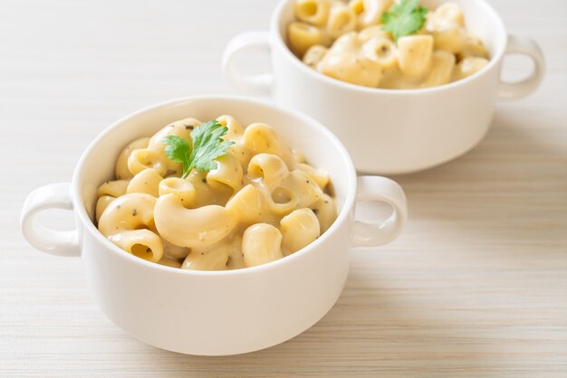 macarrones con queso con hierbas en un tazón