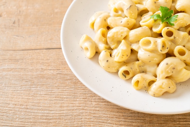 macarrones con queso con hierbas en un tazón