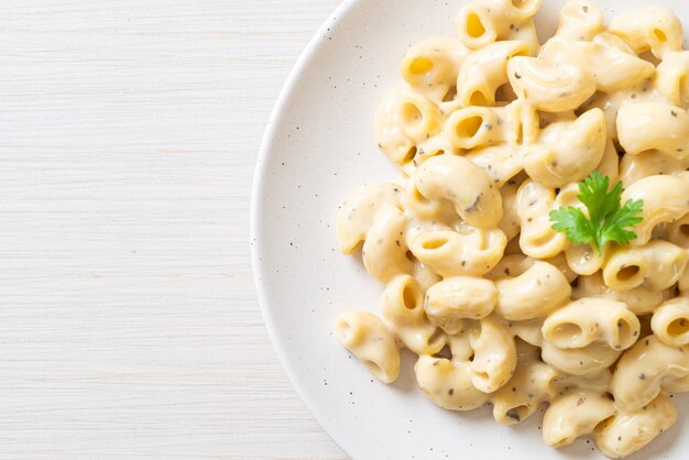 macarrones con queso con hierbas en un tazón