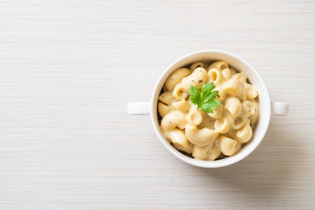 Macarrones y queso con hierbas en un tazón