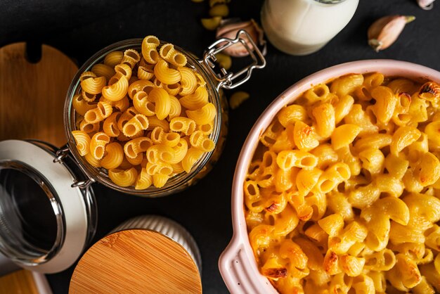 Macarrones con queso, pasta de macarrones al estilo americano en salsa cursi sobre fondo oscuro. Foto de alta calidad