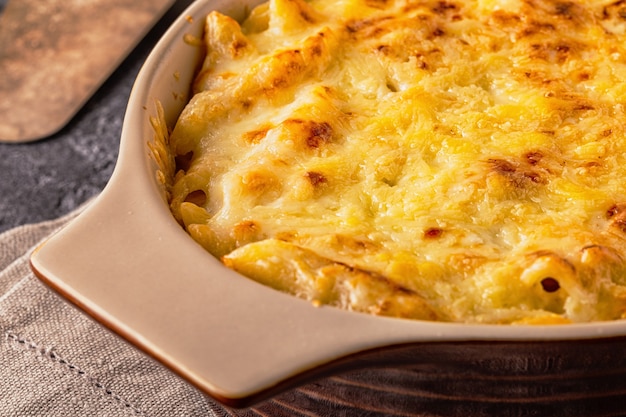 Macarrones con queso, pasta de macarrones al estilo americano en salsa de queso