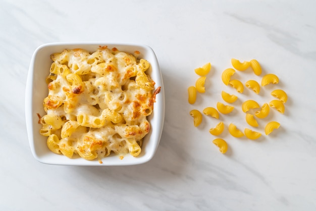 macarrones con queso, pasta de macarrones en salsa de queso. estilo americano