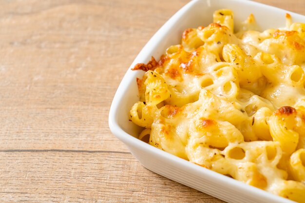 macarrones con queso, pasta de macarrones en salsa de queso. estilo americano